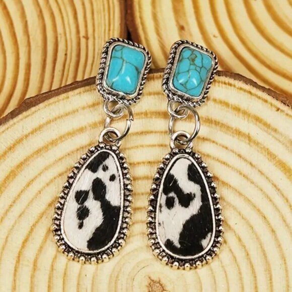 Western earrings - turquoise coloured stone with cow print drop - silver plated - Picture 2 of 3